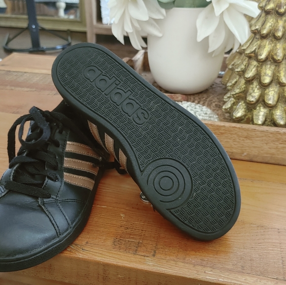 Adidas leather Tennis Shoes - Picture 2 of 5